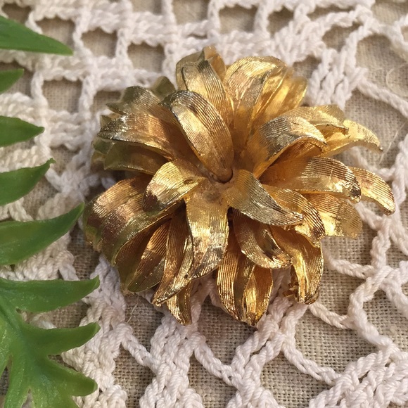 Vintage Flower Brooch Pin Stacked Petal Design - Picture 1 of 8